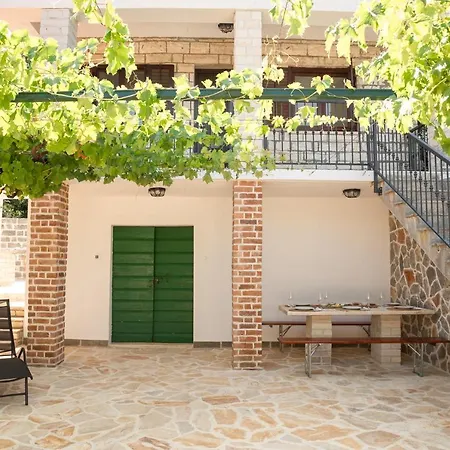 Kuca Za Odmor Kameni Dvori Hébergement de vacances *